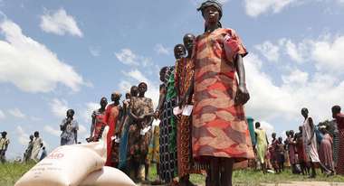 Frauen bei einer Lebensmittelverteilung im Dorf Panthou im Südsudan.