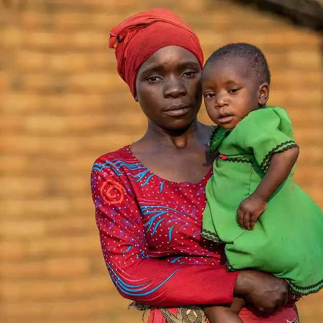 Jamila Liwanda und ihre Tochter im Dorf Chilonga im Süden von Malawi