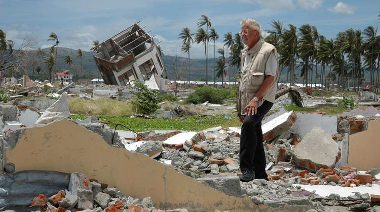 Moderator Dieter Thomas Heck 2005 in der Trümmerlandschaft der Provinz Aceh, Indonesien, nach dem gewaltigen Tsunami