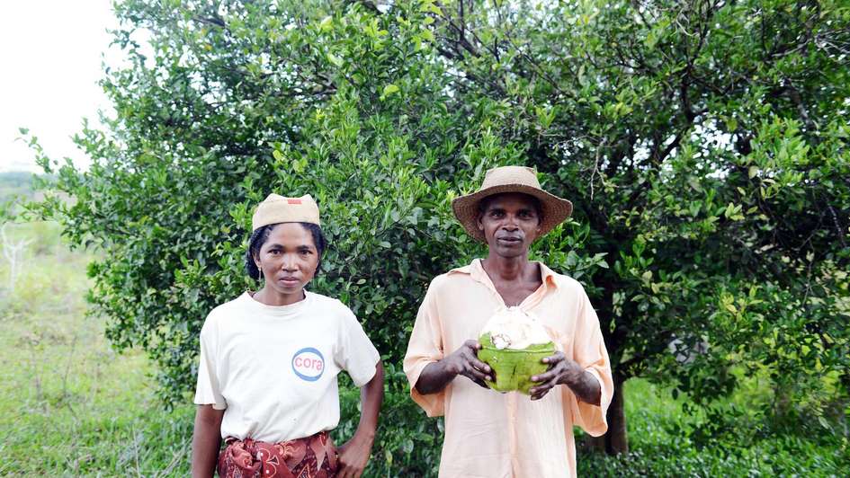 Ein Mann und eine Frau präsentieren Stolz ihre Ernte