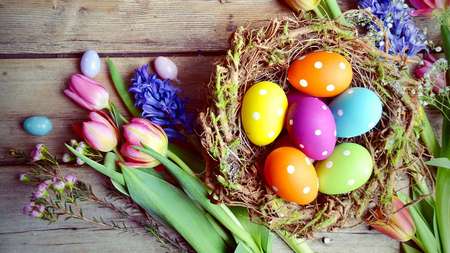 Anlassspende zu Ostern: Ostereier und Frühlingsblumen auf einem Tisch
