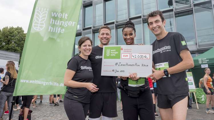 Welthungerhilfe-Programmdirektorin Bettina Iseli, Florian Ambrosius, Liz Baffoe und Klaus-Jürgen "Knacki" Deuser präsentieren die Spendensumme des #ZeroHungerRuns 2019. 
