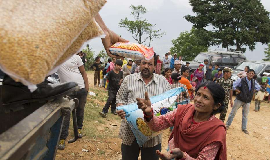Wiederaufbau nach dem Erdbeben: eine Nahrungsmittelverteilung in Nepal.