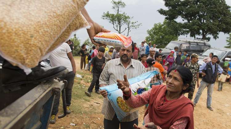 Wiederaufbau nach dem Erdbeben: eine Nahrungsmittelverteilung in Nepal.