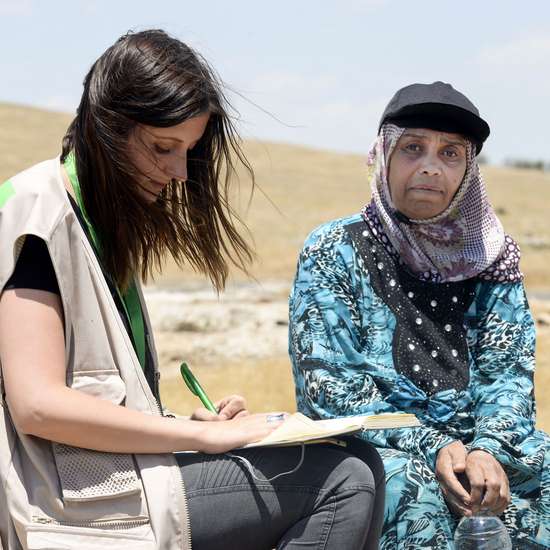 Jessica Kühnle im Gespräch mit einer älteren syrischen Frau