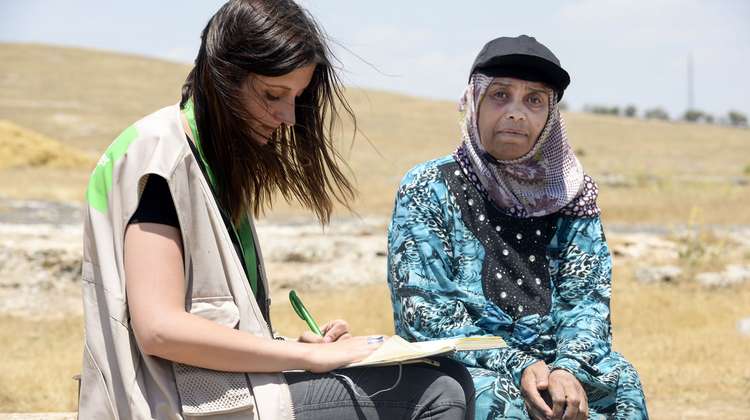 Jessica Kühnle im Gespräch mit einer älteren syrischen Frau