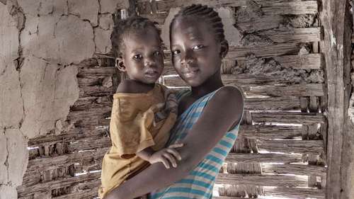 Zwei Kinder aus Haiti blicken in die Kamera 