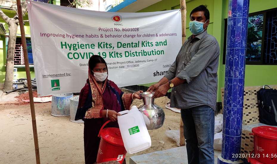 Eine Frau bekommt ein Hygiene-Paket für den Schutz gegen Corona, Bangaldesch 2021.