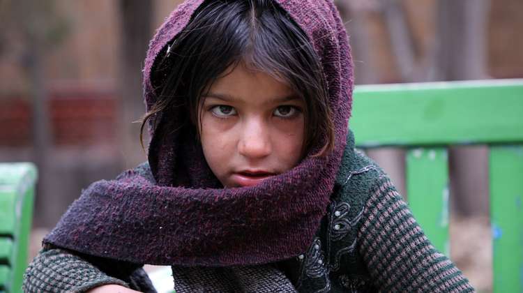 Ein junges Mädchen bei einer Lebensmittelverteilung in Kabul. 