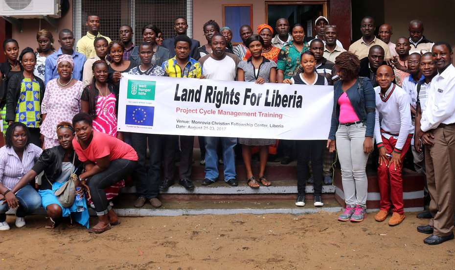 Eine Gruppe von Teilnehmern einer Schulung, mit der die Welthungerhilfe die Landrechtsbewegung in Liberia unterstützt hat. 