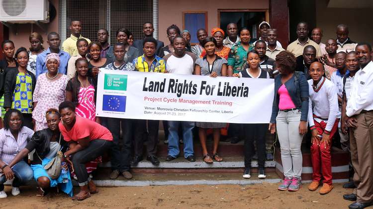 Eine Gruppe von Teilnehmern einer Schulung, mit der die Welthungerhilfe die Landrechtsbewegung in Liberia unterstützt hat. 