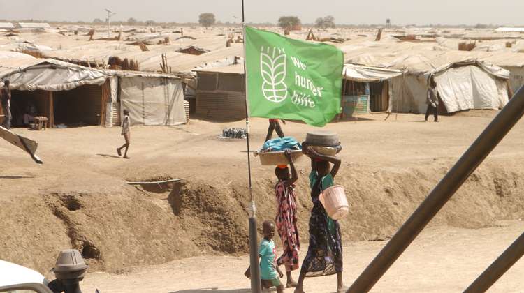 Welthungerhilfe Fahne in einem Flüchtlingslager in Benitu