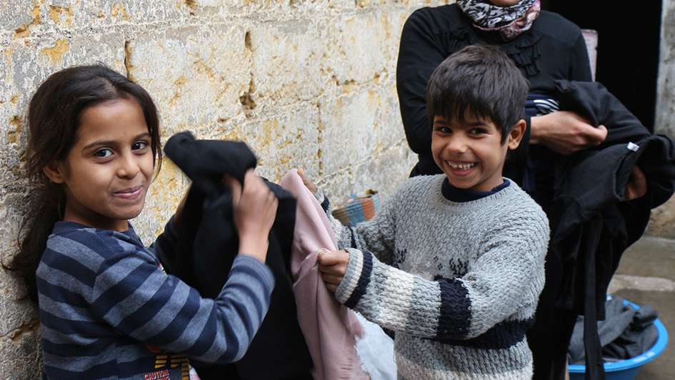 Syrische Flüchtlingskinder erhalten Winterkleidung.
