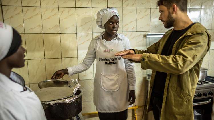 Robert Redweik mit zwei Frauen in der Küche des "Skill up!"-Projekts in Nairobi, Kenia.