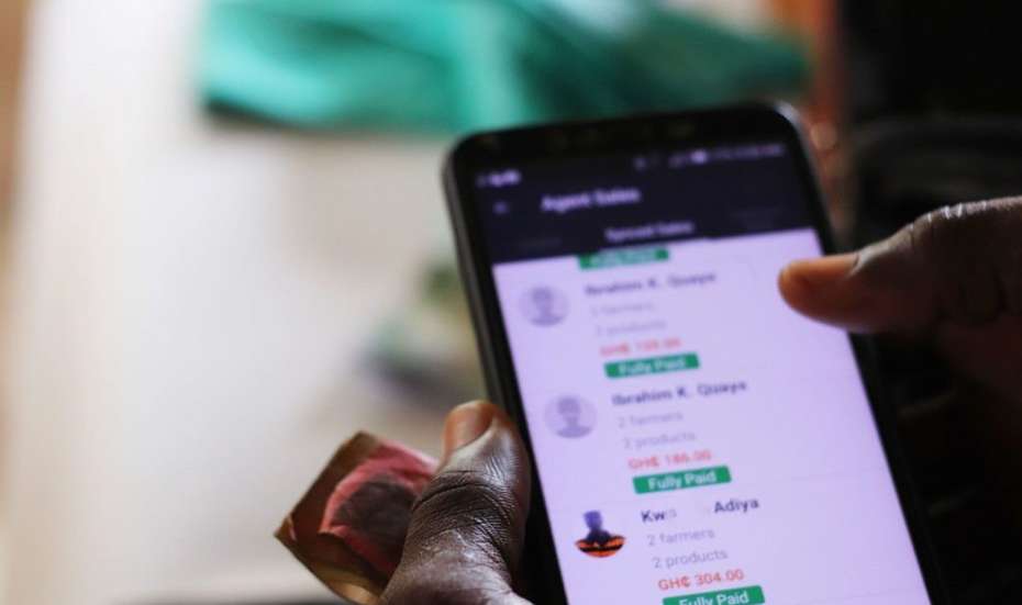 Landwirt*innen in Ghana können sich über Apps austauschen und vernetzen.
