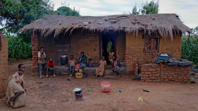 Eine Familie vor ihrem Haus in Malawi. 
