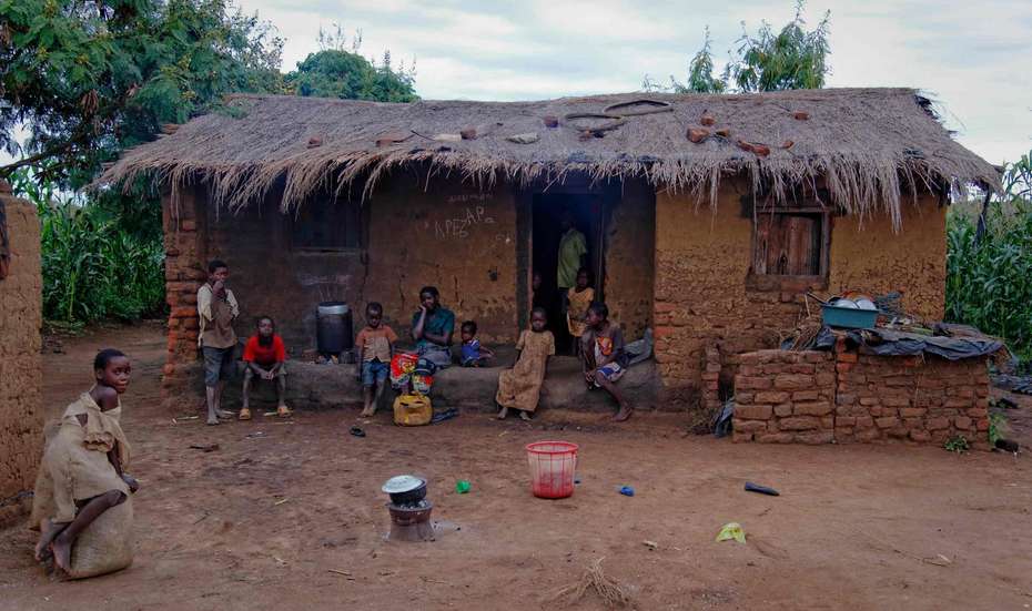 Eine Familie vor ihrem Haus in Malawi. 