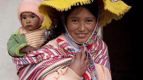 Eine Frau aus einem indigenen Volk mit ihrem Kind – sie sind auf Spenden für Peru angewiesen