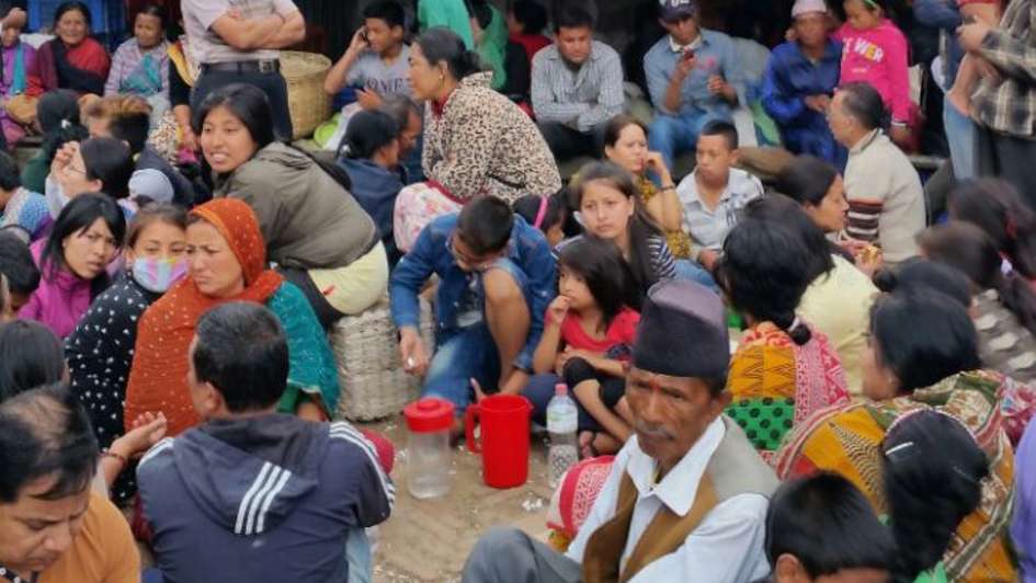 Geflüchtete Nepalesen sitzen auf einem Platz im Patan Dhoka Viertel
