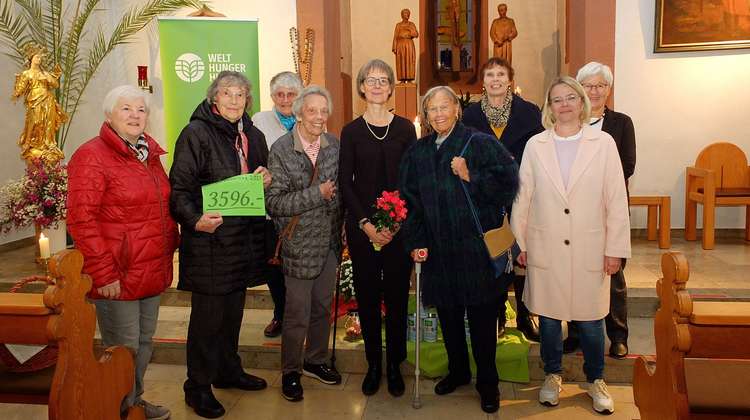 Gruppenfoto der Frauen der Aktionsgruppe Lohr, sie halten ein Schild mit der Spendensumme 3596 Euro.