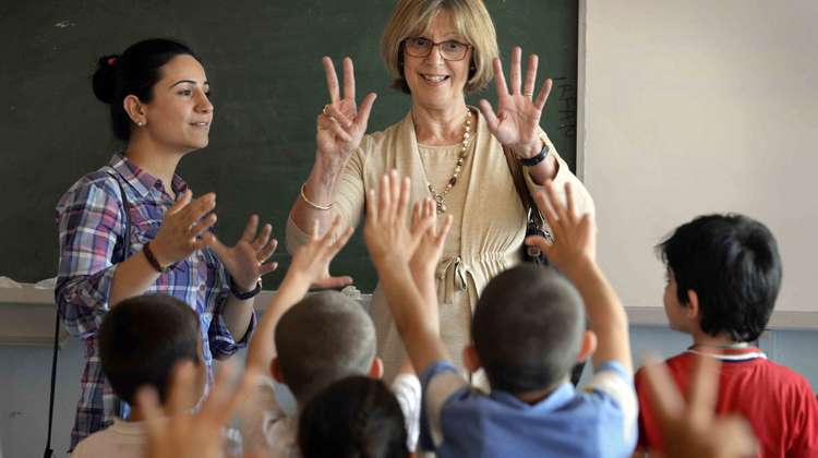Bärbel Dieckmann in einer Flüchtlingsschule