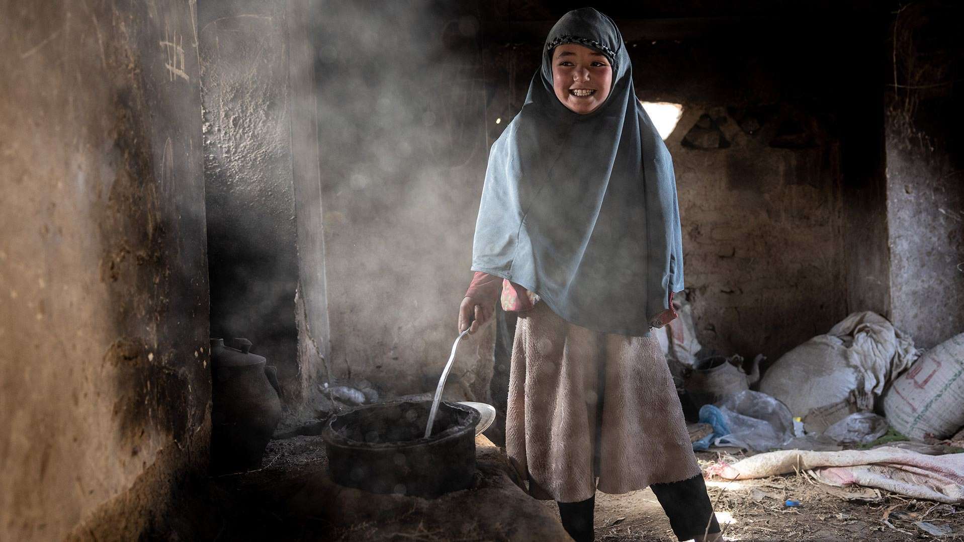 Khushi floh mit ihrer Familie vor der anhaltenden Gewalt in Afghanistan. Sie erhielten Lebensmittelunterstützung von der Welthungerhilfe.