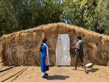 Eine mit Stroh gedämmte Hütte, die für die Pilzzucht errichtet wurde, Malkangiri, Indien, 2023