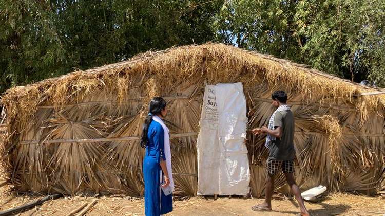 Eine mit Stroh gedämmte Hütte, die für die Pilzzucht errichtet wurde, Malkangiri, Indien, 2023
