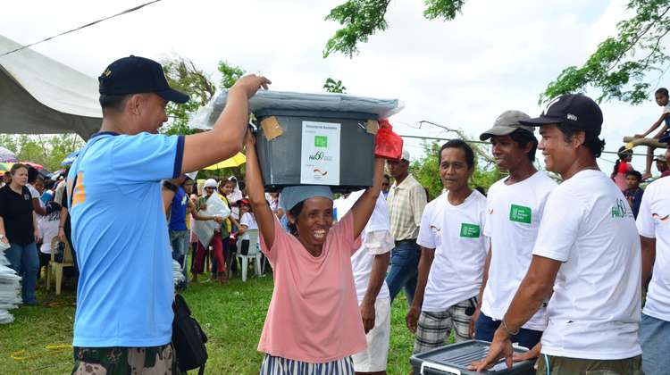 Nach Taifun Haiyan herrscht 2013 auf den Philippinen bei Einheimischen große Freude über die Hilfe.