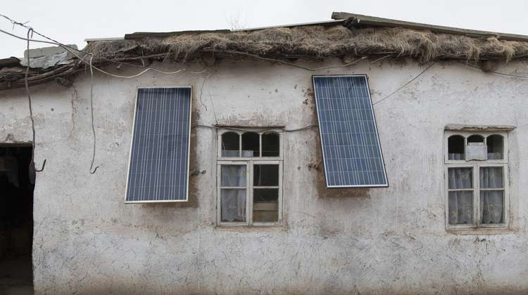 Solaranlagen sorgen für eine Dezentrale Stromversorgung in Tadschikistan, 2021.