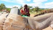 Eine Massai-Frau in Kenia holt mit ihrem Esel Wasser an einem Bohrloch der Welthungerhilfe.