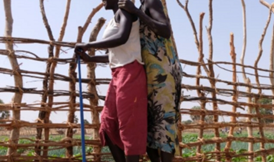 Mädchen benutzen eine Tretpumpe, Südsudan. 