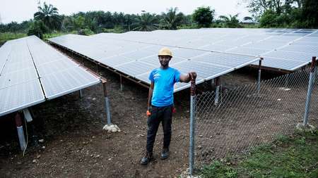 Techniker Sheka Massaquoi (32), Solaranlagen-Techniker der Welthungerhilfe, repariert und überprüft die Anlagen, die sich auf dem Krankenhausgelände des Nixon Hospitals in Segbwema, Sierra Leone befinden.