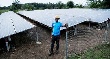 Techniker Sheka Massaquoi (32), Solaranlagen-Techniker der Welthungerhilfe, repariert und überprüft die Anlagen, die sich auf dem Krankenhausgelände des Nixon Hospitals in Segbwema, Sierra Leone befinden.
