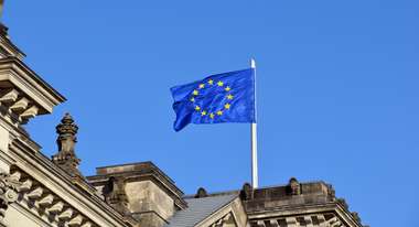 Eine gehisste EU-Flagge weht im Wind