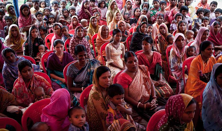Bevölkerungswachstum im Globalen Süden. Bild: Eine große Gruppe von Frauen und Kindern.