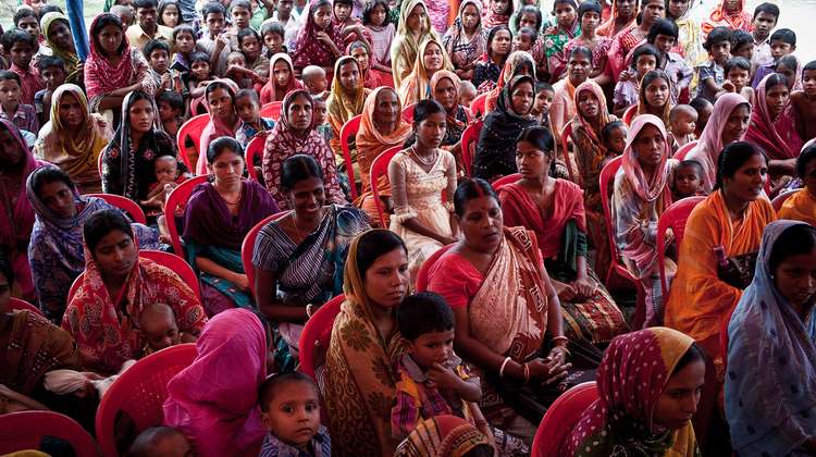 Bevölkerungswachstum im Globalen Süden. Bild: Eine große Gruppe von Frauen und Kindern.
