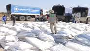 Welthungerhilfe-Helfer in Bentiu: Nothilfegüter werden ausgeladen.