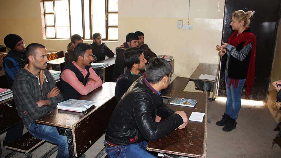 Klassenraum mit jungen irakischen Männern