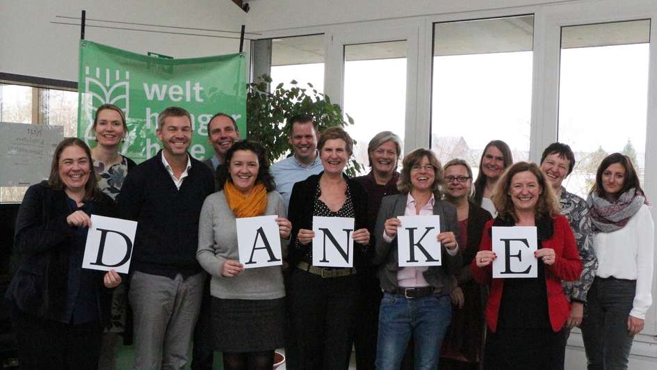 Mitarbeiter der Welthungerhilfe bilden aus Buchstaben das Wort "Danke". Eine Reaktion auf die Spende zum 25-jährigen Jubiläum der "Spendenaktion Der Tagesspiegel e.V.".