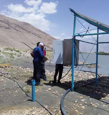 Solarpanele liefern Strom für eine elektrische Bewässerung der Felder - jetzt für die Menschen Hilfe in Tadschikistan leisten.