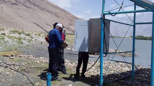 Solarpanele liefern Strom für eine elektrische Bewässerung der Felder - jetzt für die Menschen Hilfe in Tadschikistan leisten.