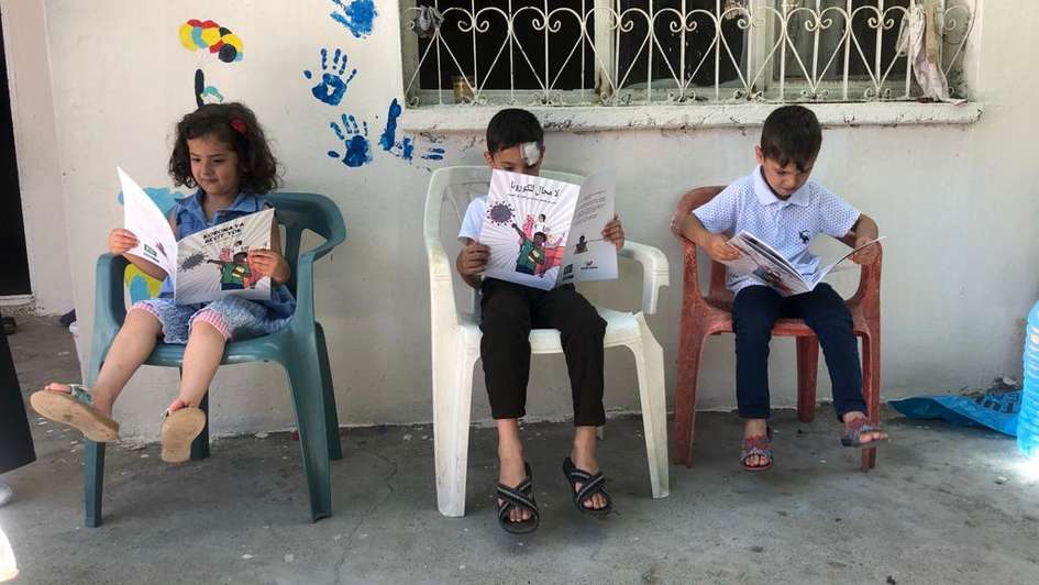 Kinder lesen draußen Comics, Türkei 2020.