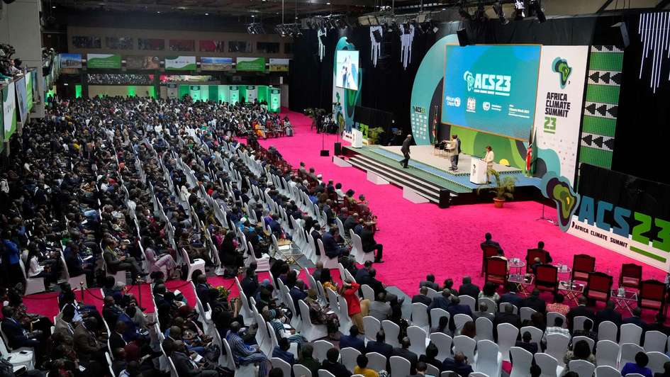 Großer Saal mit Vollversammlung des Africa Climate Summit 2023 in Nairobi, Kenia