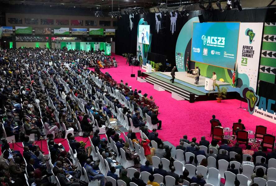 Großer Saal mit Vollversammlung des Africa Climate Summit 2023 in Nairobi, Kenia