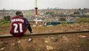 Pressefoto aus Kenia, Mann sitzt auf Gleisen