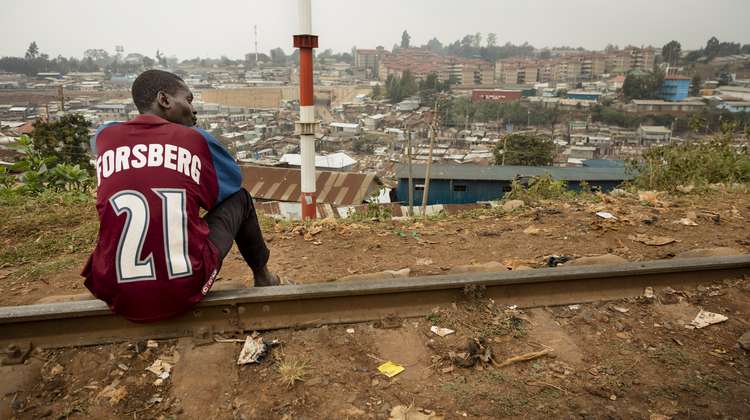 Pressefoto aus Kenia, Mann sitzt auf Gleisen