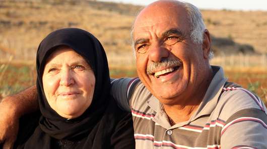 Ahmad Taleb mit seiner Frau auf dem Feld. Sie sind aus Syrien in die Türkei geflohen und bauen heute in einem Welthungerhilfe-Projekt Gurken an.