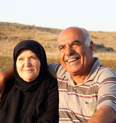 Ahmad Taleb mit seiner Frau auf dem Feld. Sie sind aus Syrien in die Türkei geflohen und bauen heute in einem Welthungerhilfe-Projekt Gurken an.