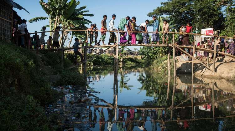 Rohingya in Bangladesch: Menschen überqueren eine Brücke
